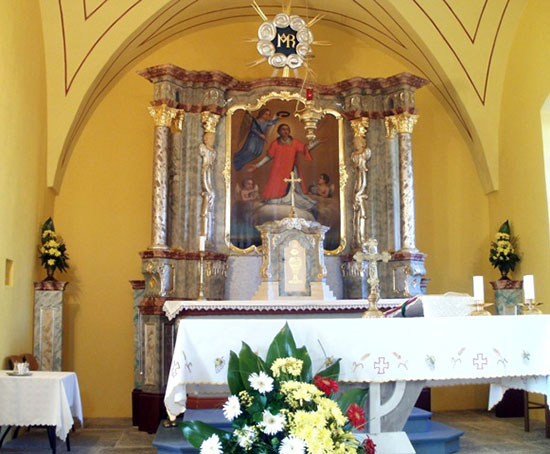 "LETNJA STIPANJA" – SLAVLJE BLAGDANA SV. STJEPANA (zaštitnika župe)
U one dane: Stjepan je pun milosti i snage činio velika čudesa i znamenja u narodu. Nato se digoše neki iz takozvane sinagoge Slobodnjaka, Cirenaca, Aleksandrinaca te onih iz Cilicije i Azije pa počeše raspravljati sa Stjepanom, ali nisu mogli odoljeti mudrosti i Duhu kojim je govorio.
Zato uskipješe u srcima i počeše škripati zubima na njega. Ali on, pun Duha Svetoga, uprije pogled u nebo i ugleda slavu Božju i Isusa gdje stoji zdesna Bogu pa reče: "Evo vidim nebesa otvorena i Sina Čovječjega gdje stoji zdesna Bogu."
Vičući iza glasa, oni zatisnuše uši i navališe jednodušno na njega. Izbaciše ga iz grada pa ga kamenovahu. Svjedoci odložiše haljine do nogu mladića koji se zvao Savao. I dok su ga kamenovali, Stjepan je zazivao: "Gospodine Isuse, primi duh moj!"
Onda se baci na koljena i povika iza glasa: "Gospodine, ne uzmi im ovo za grijeh!" Kada to reče, usnu.
(Djela apostolska 6,8-10; 7,54-60)