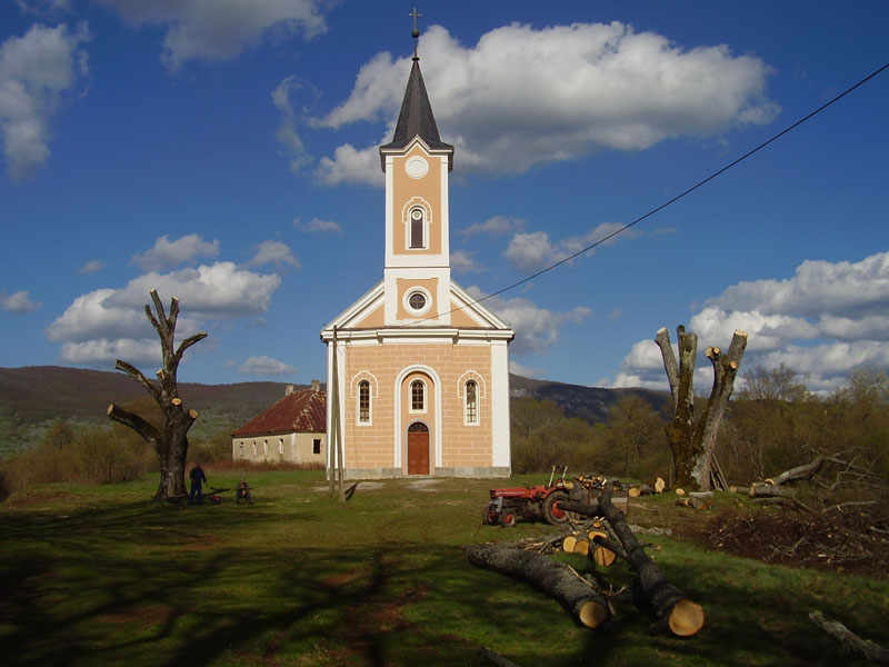 Dječice moja, ovo vam pišem da ne griješite.
Ako tko i sagriješi, zagovornika imamo kod Oca - Isusa Krista, Pravednika.
On je pomirnica za grijehe naše, i ne samo naše, nego i svega svijeta...
Tko čuva riječ njegovu, u njemu je zaista savršena ljubav Božja.
(v. Prva poslanica Sv. Ivana apostola 2,1-5a)