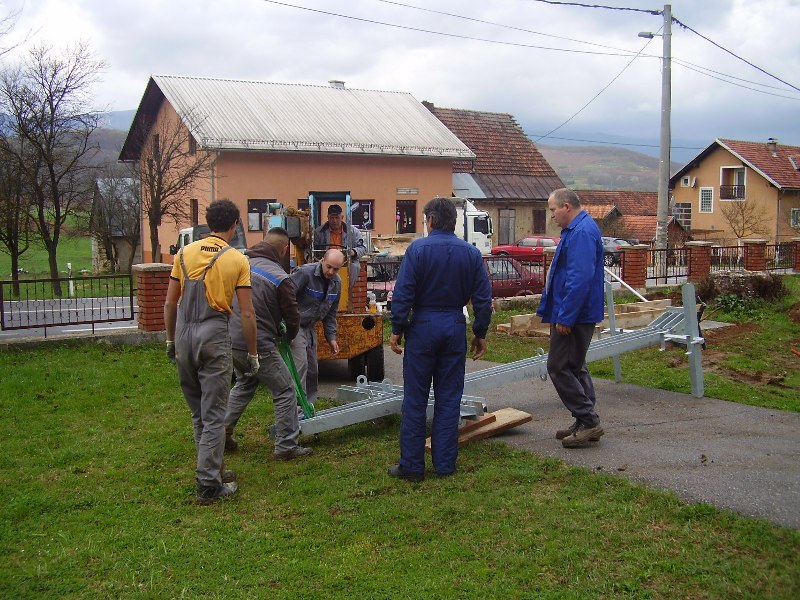 'Uskrsnuo' križ pred crkvom