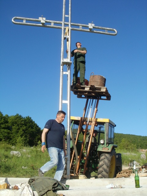 Podignut križ na Kalvariji