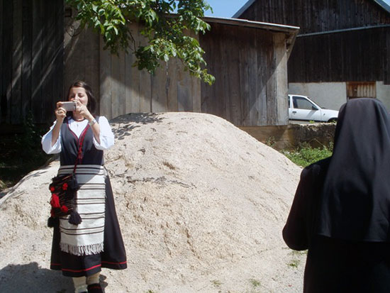 NEDJELJA, 16. kroz godinu - C: Misno evanđelje (Iv 10,38-42)
U ono vrijeme: Isus uđe on u jedno selo. Žena neka, imenom Marta, primi ga u kuću. Imala je sestru koja se zvala Marija. Ona sjede do nogu Gospodinovih i slušaše riječ njegovu. A Marta bijaše sva zauzeta posluživanjem pa pristupi i reče: "Gospodine, zar ne mariš što me sestra samu ostavila posluživati? Reci joj dakle da mi pomogne." Odgovori joj Gospodin: "Marta, Marta! Brineš se i uznemiruješ za mnogo, a jedno je potrebno. Marija je uistinu izabrala bolji dio, koji joj se neće oduzeti."