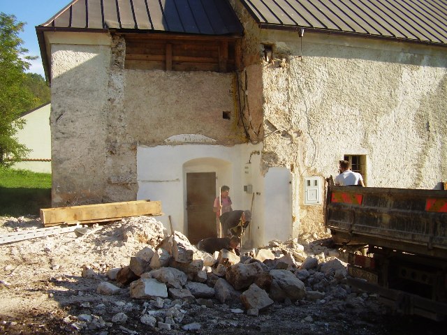 Srušena sakristija u Kompolju - početak obnove
