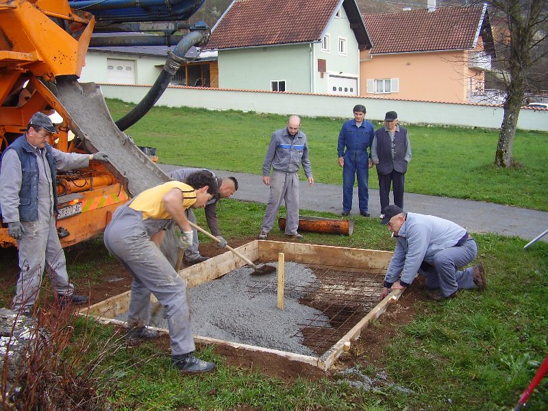 'Uskrsnuo' križ pred crkvom