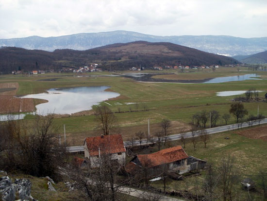 PREOBRAŽENJE - SLUŠATI ISUSA
U ono vrijeme: Uze Isus sa sobom Petra, Jakova i Ivana, brata njegova, te ih povede na goru visoku, u osamu, i preobrazi se pred njima. I zasja mu lice kao sunce, a haljine mu postadoše bijele kao svjetlost.
I gle: ukazaše im se Mojsije i Ilija te razgovarahu s njime. A Petar prihvati i reče Isusu: "Gospodine, dobro nam je ovdje biti. Ako hoćeš, načinit ću ovdje tri sjenice, tebi jednu, Mojsiju jednu i Iliji jednu."
Dok je on još govorio, gle, svijetao ih oblak zasjeni, a glas iz oblaka govoraše: "Ovo je Sin moj, Ljubljeni! U njemu mi sva milina! Slušajte ga!" Čuvši glas, učenici padoše licem na zemlju i silno se prestrašiše. Pristupi k njima Isus, dotakne ih i reče: "Ustanite, ne bojte se!"
(Evanđelje po Mateju 17,1-7)
