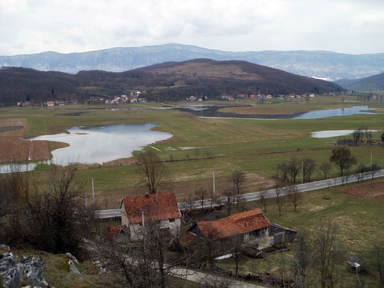 PREOBRAŽENJE - SLUŠATI ISUSA
 
U ono vrijeme: Uze Isus sa sobom Petra, Jakova i Ivana, brata njegova, te ih povede na goru visoku, u osamu, i preobrazi se pred njima. I zasja mu lice kao sunce, a haljine mu postadoše bijele kao svjetlost.
I gle: ukazaše im se Mojsije i Ilija te razgovarahu s njime. A Petar prihvati i reče Isusu: "Gospodine, dobro nam je ovdje biti. Ako hoćeš, načinit ću ovdje tri sjenice, tebi jednu, Mojsiju jednu i Iliji jednu."
Dok je on još govorio, gle, svijetao ih oblak zasjeni, a glas iz oblaka govoraše: "Ovo je Sin moj, Ljubljeni! U njemu mi sva milina! Slušajte ga!" Čuvši glas, učenici padoše licem na zemlju i silno se prestrašiše. Pristupi k njima Isus, dotakne ih i reče: "Ustanite, ne bojte se!"
 
(Evanđelje po Mateju 17,1-7)