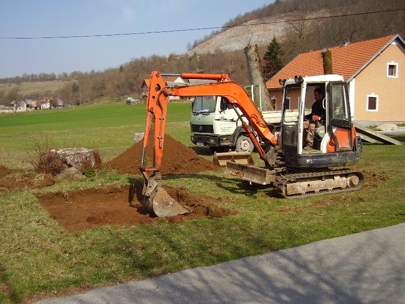 'Uskrsnuo' križ pred crkvom