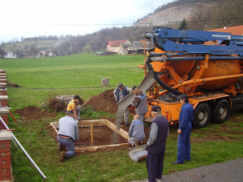 'Uskrsnuo' križ pred crkvom