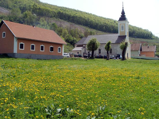 Ako me tko ljubi, čuvat će moju riječ
pa će i Otac moj ljubiti njega i k njemu ćemo doći i kod njega se nastaniti.
Tko mene ne ljubi, riječi mojih ne čuva.
A riječ koju slušate nije moja, nego Oca koji me posla.
To sam vam govorio dok sam boravio s vama.
Branitelj - Duh Sveti, koga će Otac poslati u moje ime,
poučavat će vas o svemu i dozivati vam u pamet sve što vam ja rekoh.
Mir vam ostavljam, mir vam svoj dajem.
Dajem vam ga, ali ne kao što svijet daje.
Neka se ne uznemiruje vaše srce i neka se ne straši.
(Evanđelje po Ivanu 14,23-27)