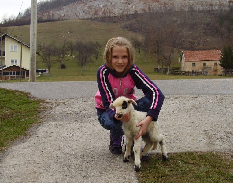 U ono vrijeme: Reče Isus:
"Ja sam pastir dobri. Pastir dobri život svoj polaže za ovce.
Najamnik - koji nije pastir i nije vlasnik ovaca - kad vidi vuka gdje dolazi, ostavlja ovce i bježi, a vuk ih grabi i razgoni: najamnik je i nije mu do ovaca.
Ja sam pastir dobri i poznajem svoje i mene poznaju moje, kao što mene poznaje Otac i ja poznajem Oca i život svoj polažem za ovce.
Imam i drugih ovaca, koje nisu iz ovog ovčinjaka.
I njih treba da dovedem i glas će moj čuti i bit će jedno stado, jedan pastir."
(iz Evanđelja po Ivanu 10,11-18)