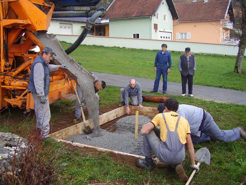 'Uskrsnuo' križ pred crkvom