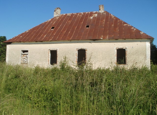 VRAŽJI KUKOLJ U BOŽJEM ŽITU
Nedjelja, 16. kroz godinu (A)

U ono vrijeme: Iznese Isus narodu drugu prispodobu:
"Kraljevstvo je nebesko kao kad čovjek posije dobro sjeme na svojoj njivi. Dok su njegovi ljudi spavali, dođe njegov neprijatelj, posije posred žita kukolj i ode.
Kad usjev uzraste i isklasa, tada se pokaza i kukolj. Sluge pristupe domaćinu pa mu reknu: 'Gospodaru, nisi li ti dobro sjeme posijao na svojoj njivi? Odakle onda kukolj?' On im odgovori: 'Neprijatelj čovjek to učini.' Nato mu sluge kažu: 'Hoćeš li, dakle, da odemo pa da ga pokupimo?' A on reče: 'Ne! Da ne biste sabirući kukolj iščupali zajedno s njim i pšenicu. Pustite nek oboje raste do žetve. U vrijeme žetve reći ću žeteocima: Pokupite najprije kukolj i svežite ga u snopove da se spali, a žito skupite u moju žitnicu.'

Tada otpusti mnoštvo i uđe u kuću. Pristupe mu učenici govoreći: 'Razjasni nam prispodobu o kukolju na njivi.' On odgovori:
'Sijač dobroga sjemena jest Sin Čovječji. Njiva je svijet. Dobro sjeme sinovi su Kraljevstva, a kukolj sinovi Zloga. Neprijatelj koji ga posija jest đavao. Žetva je svršetak svijeta, a žeteoci anđeli. Kao što se kukolj sabire i ognjem sažiže, tako će biti na svršetku svijeta. Sin će Čovječji poslati svoje anđele da pokupe iz njegova kraljevstva sve zavodnike i bezakonike i bace ih u peć ognjenu, gdje će biti plač i škrgut zubi. Tada će pravednici zasjati poput sunca u kraljevstvu Oca svojega."

"Tko ima uši, neka čuje!"

(Evanđelje po Mateju 13,24-30.36-43)