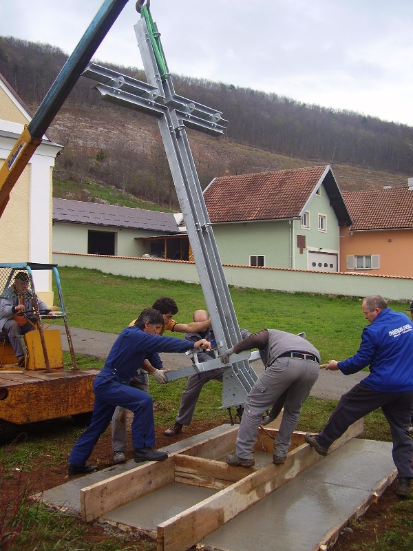 'Uskrsnuo' križ pred crkvom