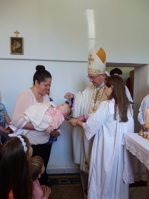 Biskup Zdenko krstio Martu - peto dijete obitelji Nekić u Kalu