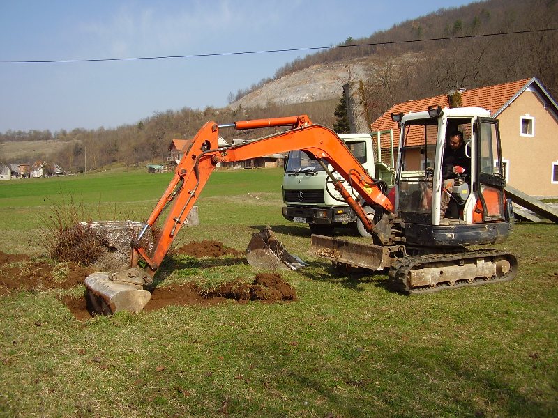 'Uskrsnuo' križ pred crkvom