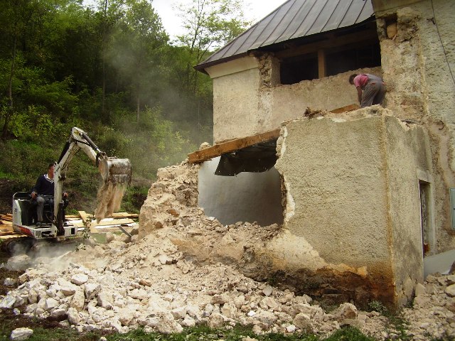 Srušena sakristija u Kompolju - početak obnove